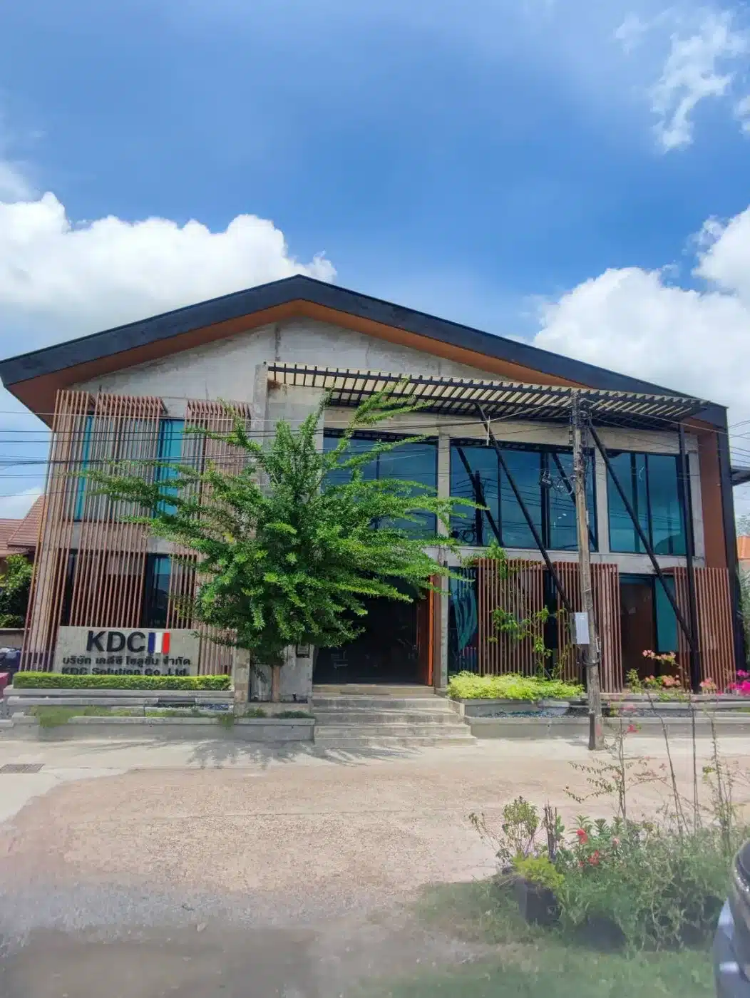 สำนักงานโรงงานเสื้อพิมพ์ลาย KDC Solution ขอนแก่น อาคารกระจกสองชั้น