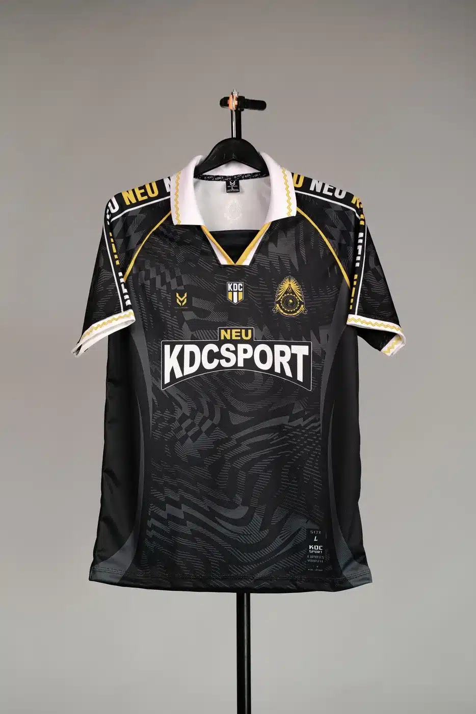 เสื้อโปโลพิมพ์ลาย NEU KDC SPORT สีดำ ผลงานโรงงาน KDC SPORT
