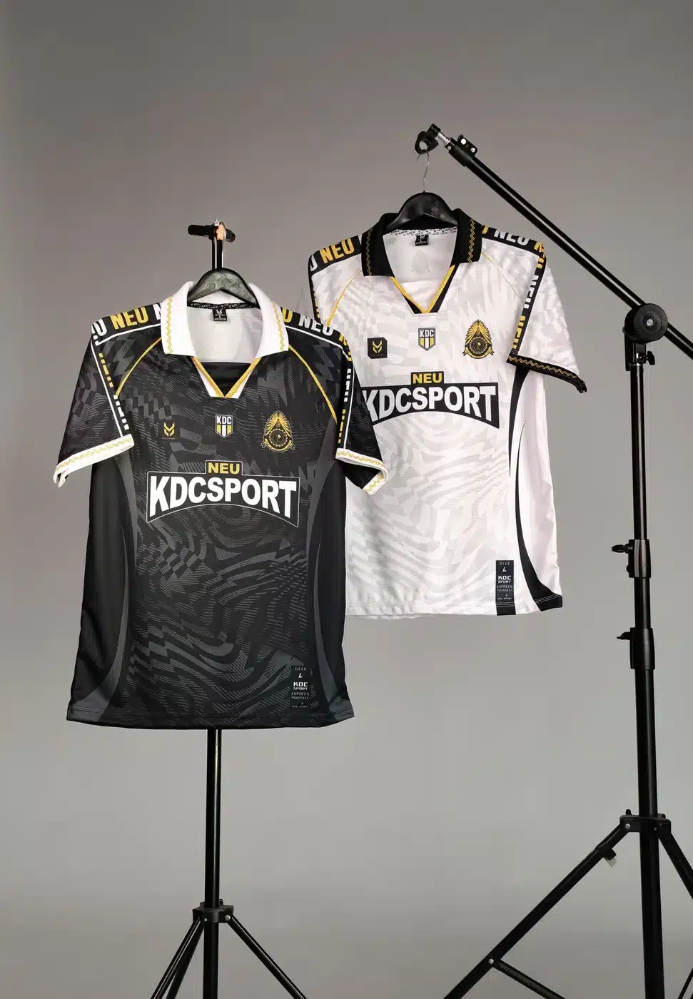 เสื้อโปโลพิมพ์ลาย NEU KDC SPORT สีดำและขาว ผลงานโรงงาน KDC SPORT
