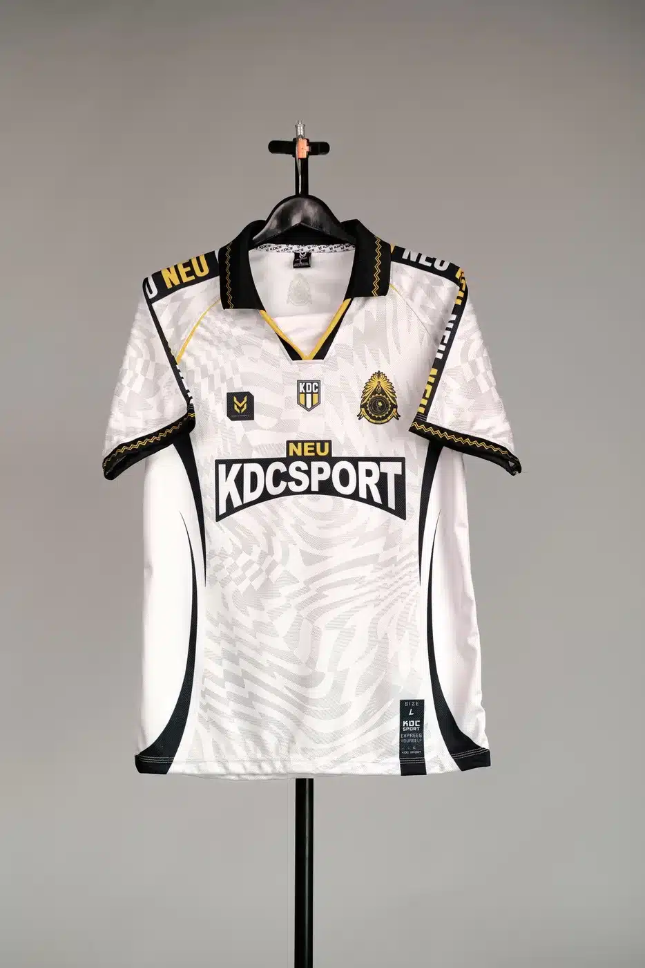 เสื้อโปโลพิมพ์ลาย NEU KDC SPORT สีขาว ผลงานโรงงาน KDC SPORT